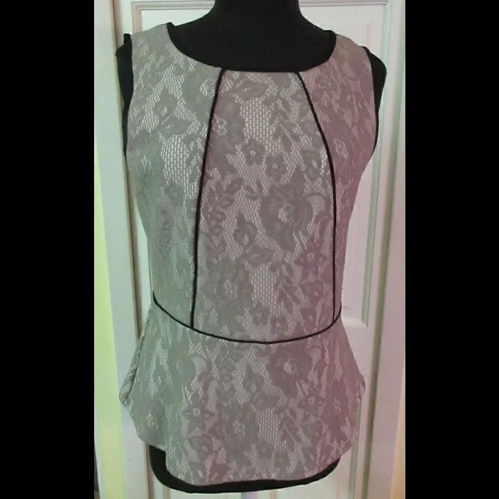 Made in San Francisco lace look top sz medium